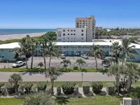 Affordable 2BR Main floor unit  RIGHT ON THE  BEACH!  1 King & 2 Queen Beds. Hotels in der Nähe von Sands Space and History Center