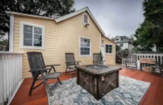 Charming cottage... 1 minute walk to Main Street. Shops, Restaurants and more..