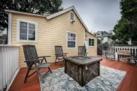 Charming cottage... 1 minute walk to Main Street. Shops, Restaurants and more..