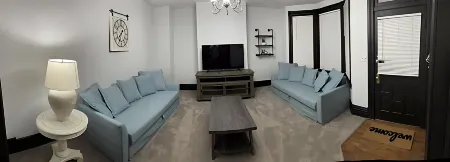 Cheerful 3-Bedroom House Sleep 11 Отели в г. Гамильтон