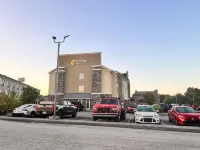萊剋星頓伯里亞費爾菲爾德套房酒店 - 停車場