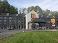 Super 8 by Wyndham Pigeon Forge Dollywood Lane Hotel dekat Alcatraz East Museum