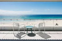 Kirra Point Holiday Apartments - Mountain view