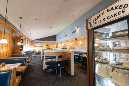 Fireside Inn & Suites Waterville Отели рядом с достопримечательностью «Two Cent Bridge»