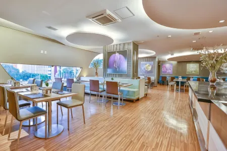 St Paul Plaza Hotel Отели рядом с достопримечательностью «Three Powers Plaza»