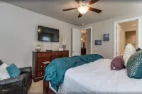 Paradise Village Home in Santa Clara * Poolside Location * Private Hot Tub * BBQ