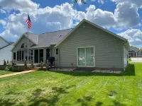 Gun lake 4 Bed 2.5 Bath Home w/2 car garage, kayaks, paddleboards, free Wi-Fi