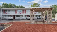 Grand Traverse Motel - parking