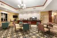 La Quinta Inn & Suites by Wyndham Lindale Отели в г. Линдейл