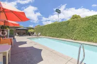 The Greens Hotel on Del Paso - Parking