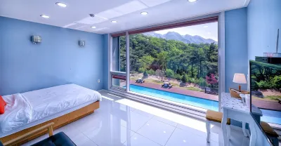 Jecheon Golden Week Pension Hotel in zona Jeongbangsa Temple