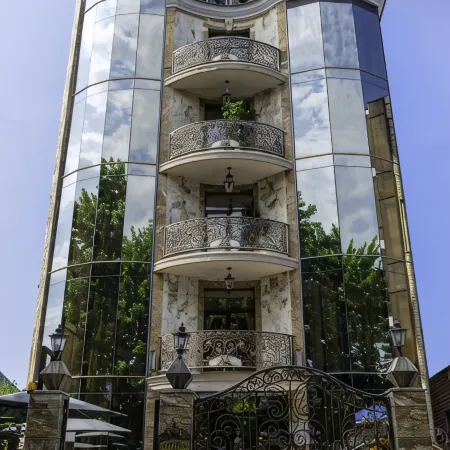 Шайн Хаус (Shine House)