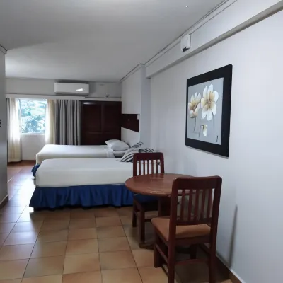 Hotel Tower House Suites Hotel dekat Satuario Nacional Del Corazon de Maria