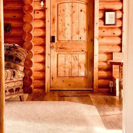 Stay at this super, cozy, country cabin in Caldwell, Idaho off of I84.