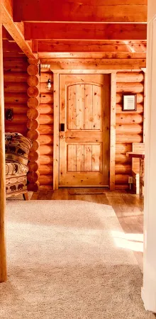 Stay at this super, cozy, country cabin in Caldwell, Idaho off of I84.