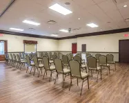 Econo Lodge Inn & Suites - Parking