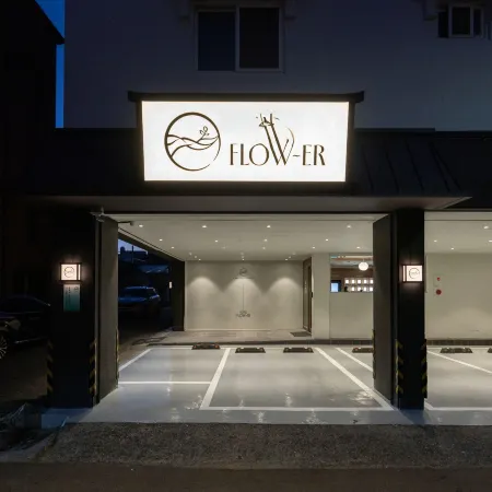 Gangneung Hotel Flow-er Отели рядом с достопримечательностью «Пляж Анмок»