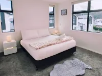 Modern & New • 3 Beds • 6 Guests Hotels in Upper Hutt City