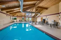 Quality Inn & Suites Lawrence - University Area - مسبح