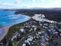 4-Bed Beach House with Garden & Alfresco Dining Hotels in Broulee