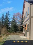 Luxury shome, views above Skagit Valley- EV charge - Wi-Fi