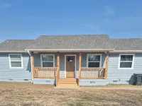 4 Bedroom-2 Full BathsClose to lake - 20 min to airport Hotels in Osage County