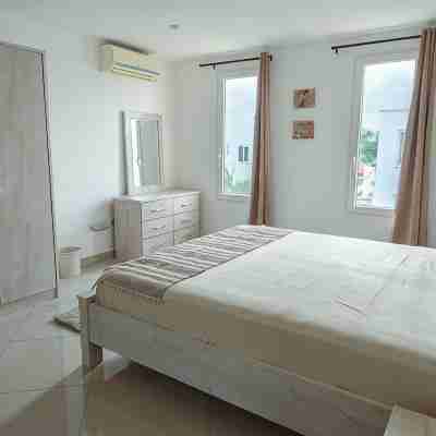Modern 3-bedroom townhome with a pool, AC and Wi-Fi in vibrant East Legon Rooms