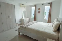 Modern 3-bedroom townhome with a pool, AC and Wi-Fi in vibrant East Legon - บังกะโล