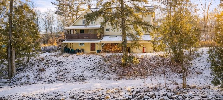 Spacious Farmhouse Estate Overlooking a Babbling Brook Hotels in Campton
