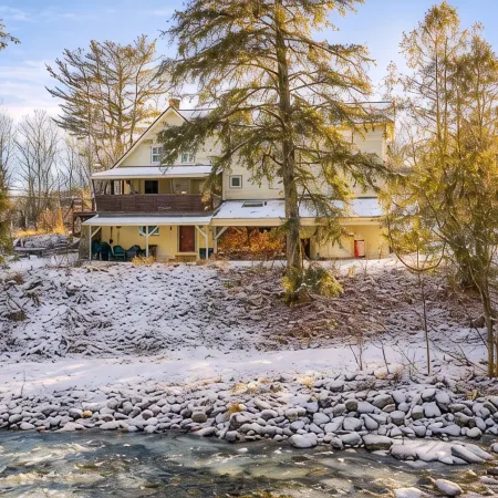 Spacious Farmhouse Estate Overlooking a Babbling Brook Отели в г. Кэмптон