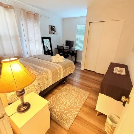 Modern 2Br Home Close to Campus & 10 Min Boston