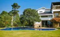 Watermark Promenade · Riverside Charm & Peak View Vacation Villa (Lijiang River Branch) - Pools
