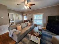 Charming 1-BR pet friendly house in Lockhart. Short stroll to the best BBQ spots