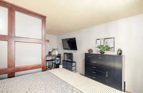 CAL KING BED, FREE PARKING PASS FOR 1 CAR, BY DOWNTOWN & CLINIC