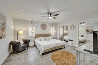 Charming 3-bedroom lake house with hot tub and kayaks located near Dania Beach