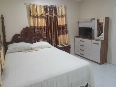 Charming 2-bedroom house in Portmore with WiFi, AC Hotels in 