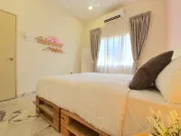 Jenjarom No. 32 Modern Cozy Homestay for 4 Pax by BeeStay - parking