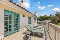 Charming 4BR/3BA Getaway, Walk to Downtown Santa Barbara & Beach, Sleeps 8 - Villas