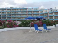 Tropical Gem! Watch Jets Fly into Airport+Ocean Beach+Garden Views+Many Perks!!!