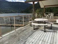 Cottage on a private sandy beach with a gorgeous view of the city of Nelson. - en bord de mer