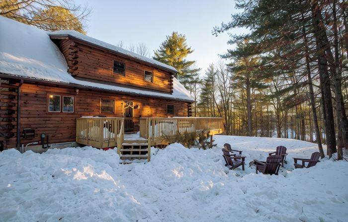 Pocono Nordic Cabin Spa Retreat: Sauna, Cold Plunge, Hot Tub, Theater, Fire Pit.