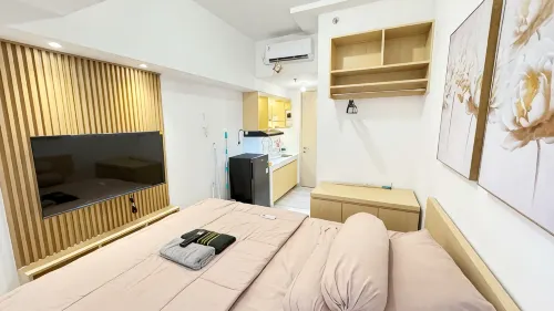 Modern minimalist room at Pik with Netflix
