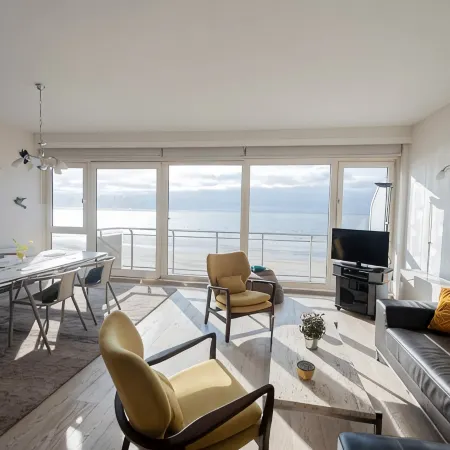 Seaview Apartment on the Beach - Free Parking!