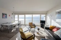 Seaview Apartment on the Beach - Free Parking!