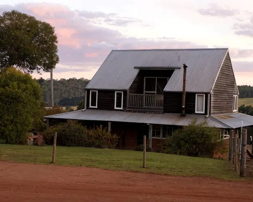 Pump Hill Farm Cottages Hotels in Pemberton