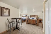 Outdoor adventures all around this comfy home with stunning views prime location - 3 tähden