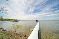 Large Lakefront Retreat – Sleeps 17+