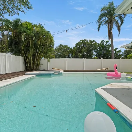 Heated Pool +HotTub+Arcades + 15 Minutes to beach