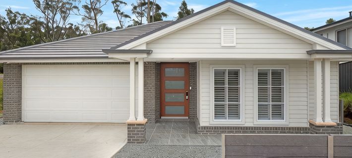 4 bedroom Hampton style home with theatre room. Close to CBD and beaches Hotels in Batemans Bay