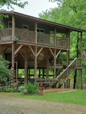 Mama Bears Cozy Creekside Cabin at Up The Creek - Chalets